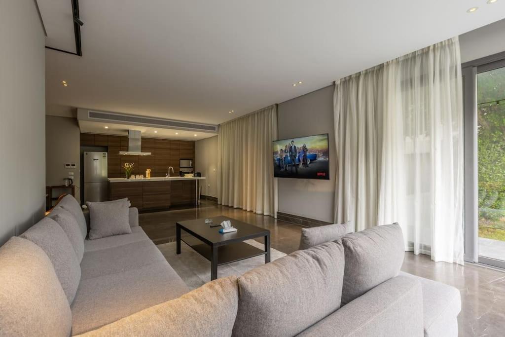 Private Pool Three Bedroom Apartment Silver Palm
