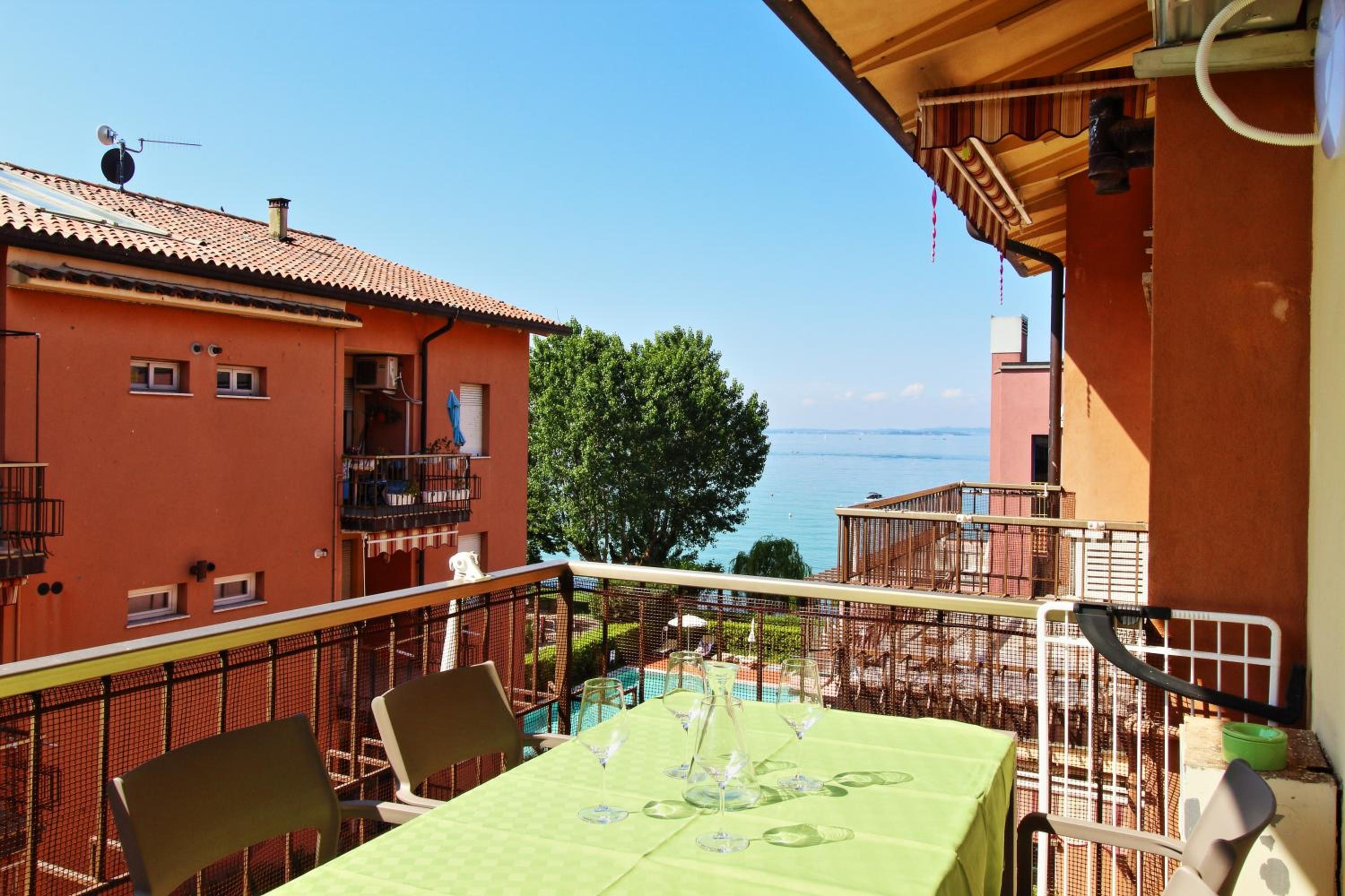 Appartamento bellissima vista lago, spiaggia privata,nuovo photo 2