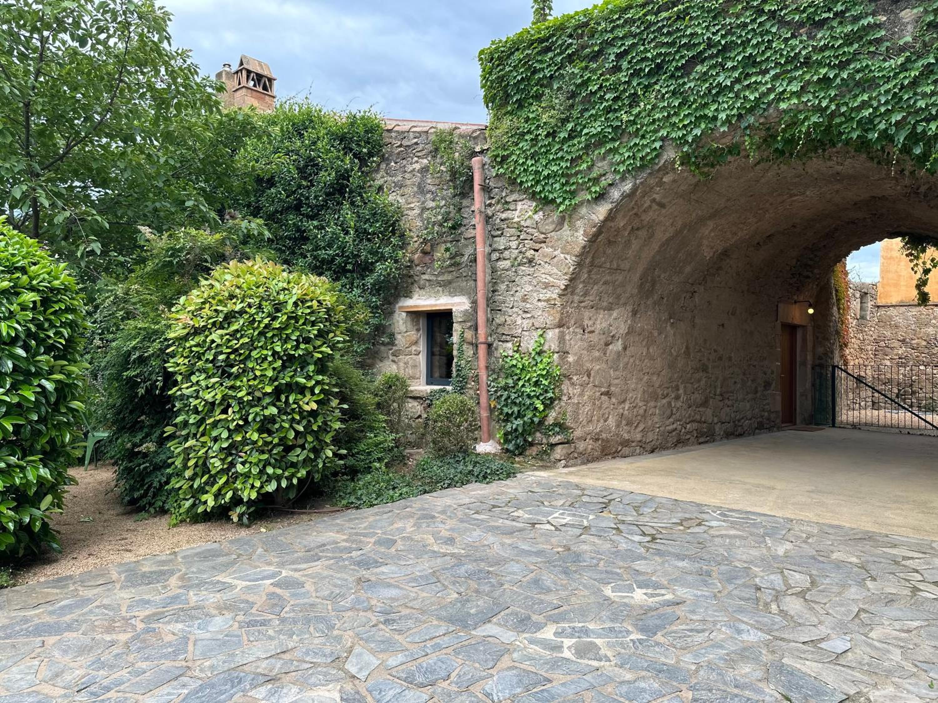 Encís d'Empordà -Adults Only-