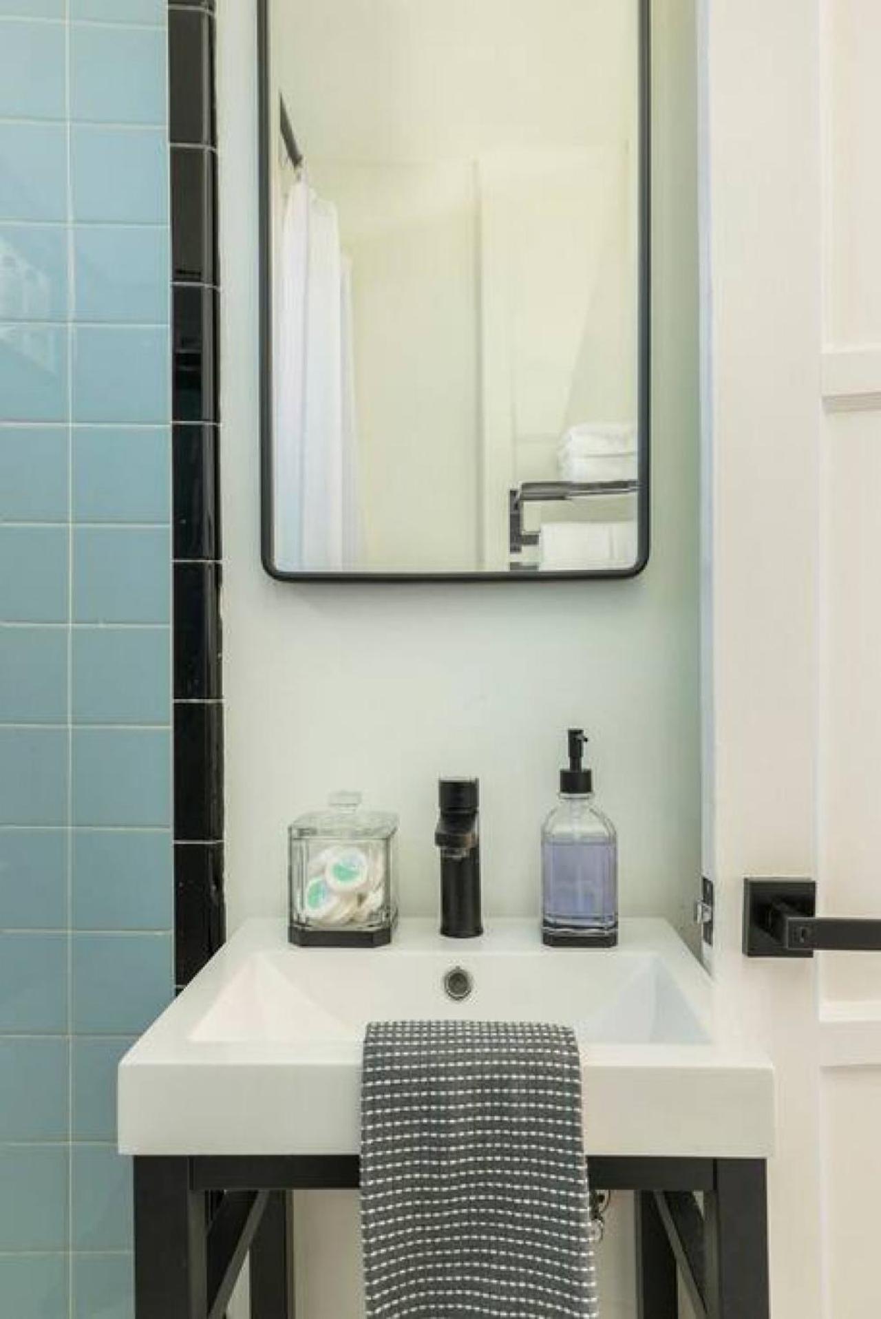 Stylish 1Br Retreat With Garage AC Close 2 Everything view 4