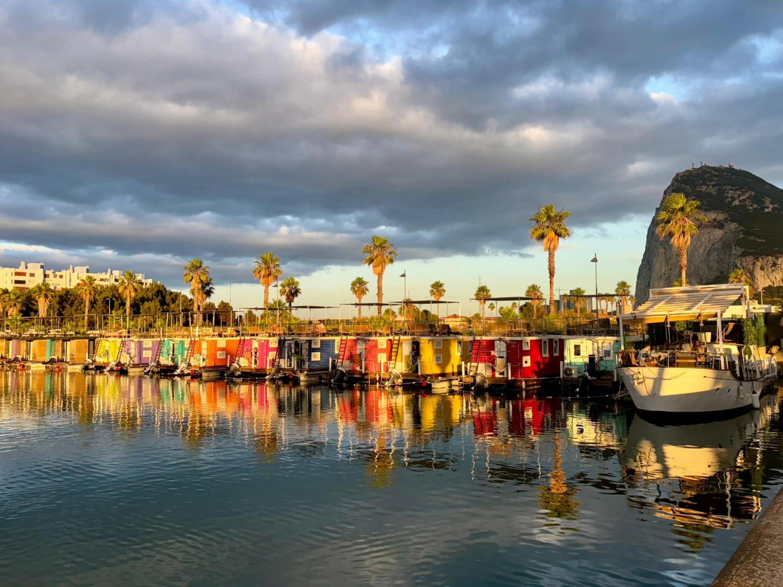 Boat Haus - Casas Flotantes frente a Gibraltar