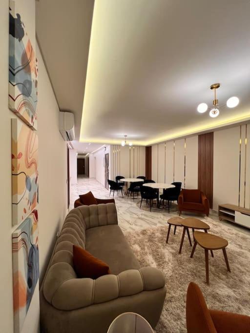 White Palace served Apartment 21