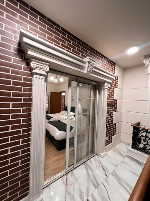 White Palace served Apartment 21