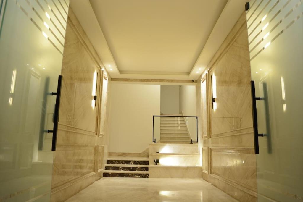 White Palace served Apartment 32