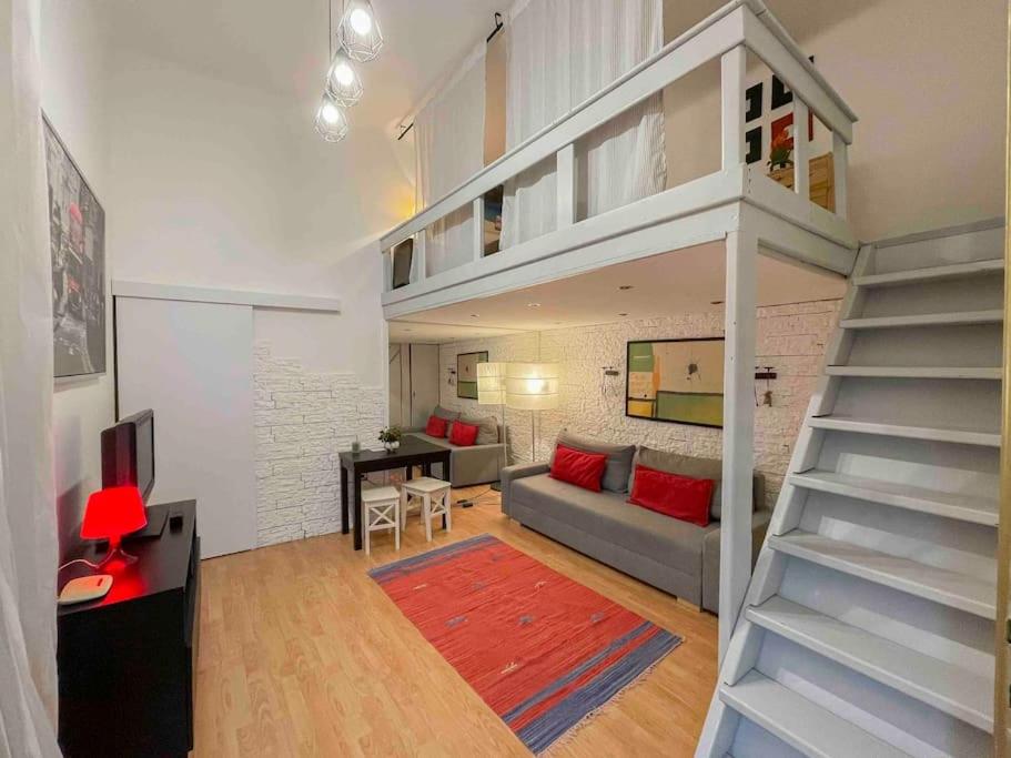 B15 Downtown Cosy Apartment view 2