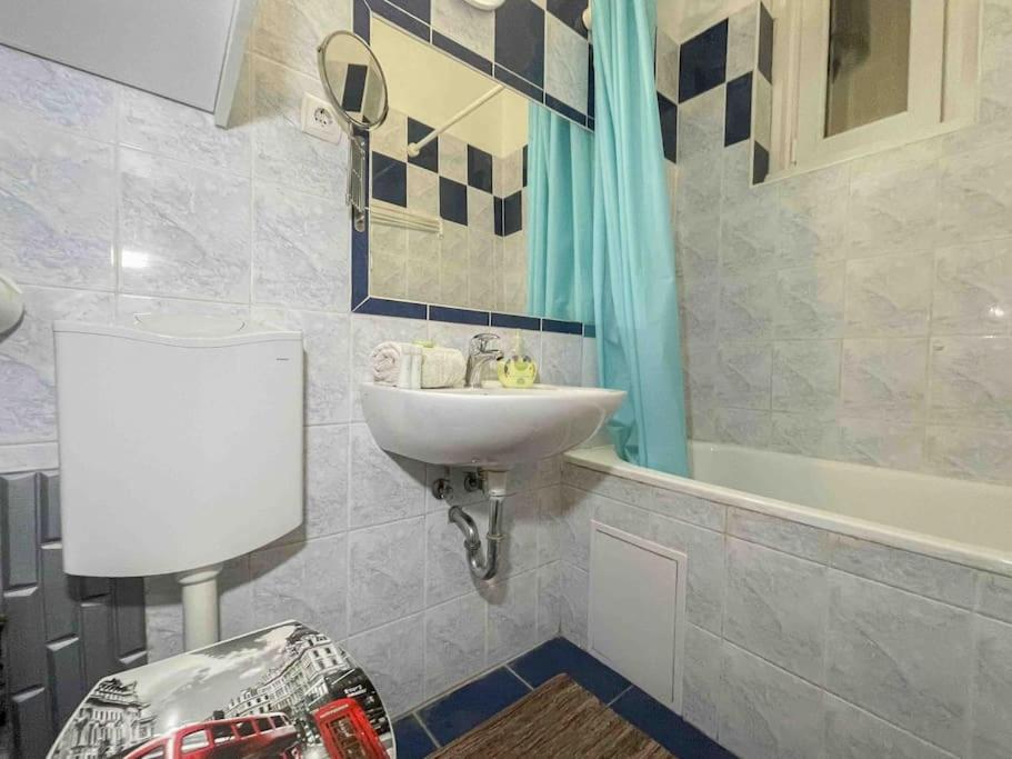 B15 Downtown Cosy Apartment view 3