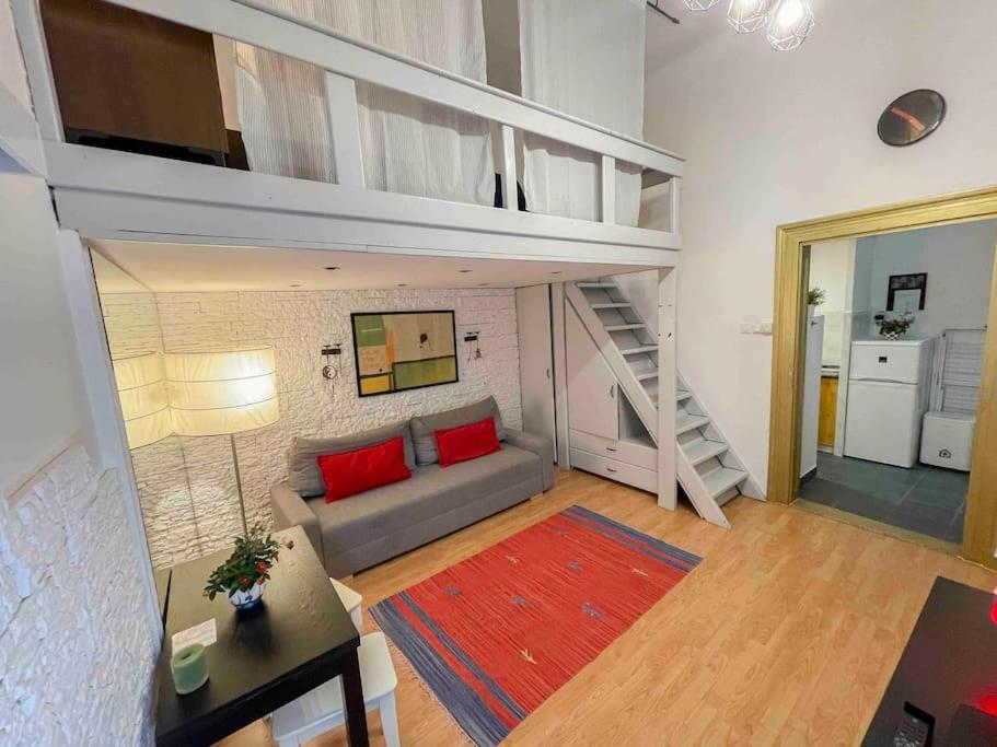 B15 Downtown Cosy Apartment view 4