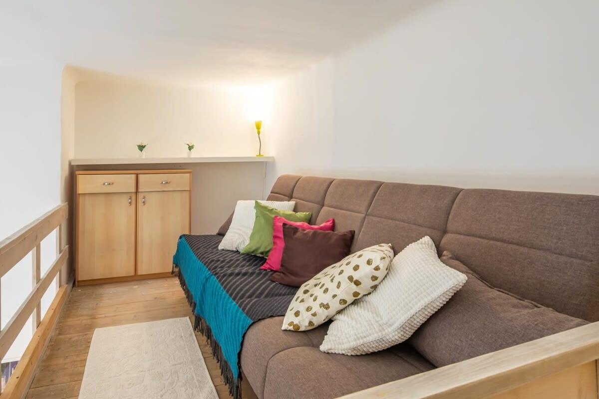Central - Comfy Studio with AC view 2