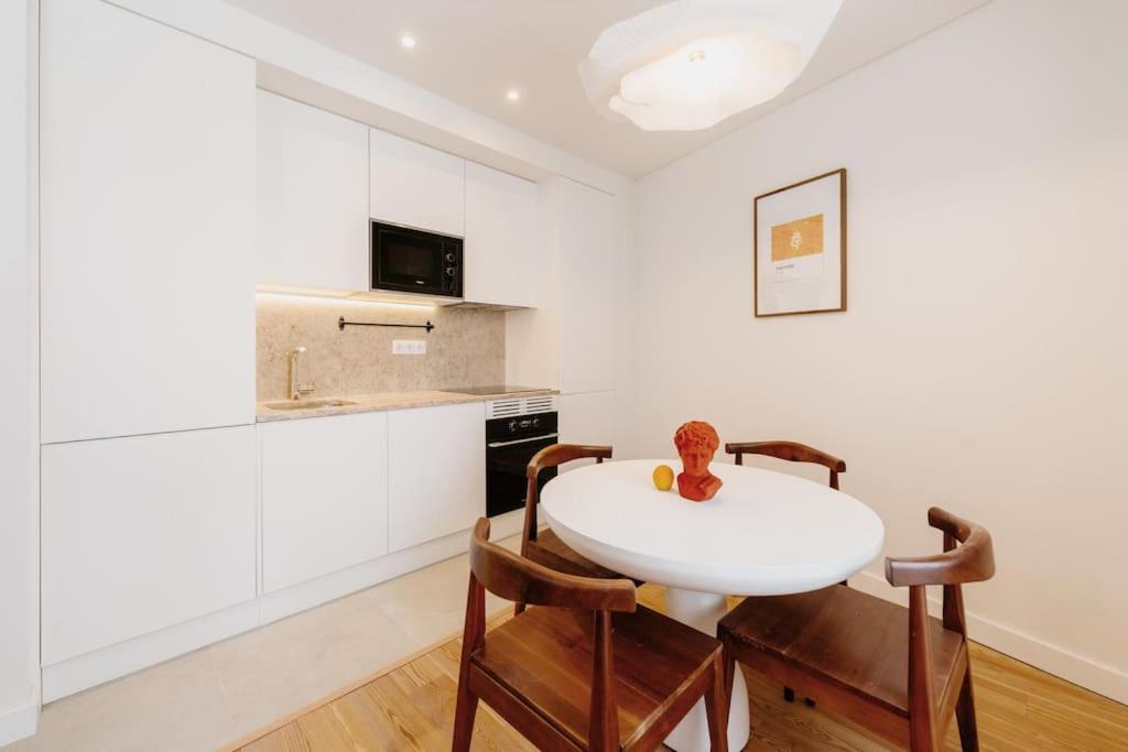 Outstanding Flat, High Decor, Super Location view 4