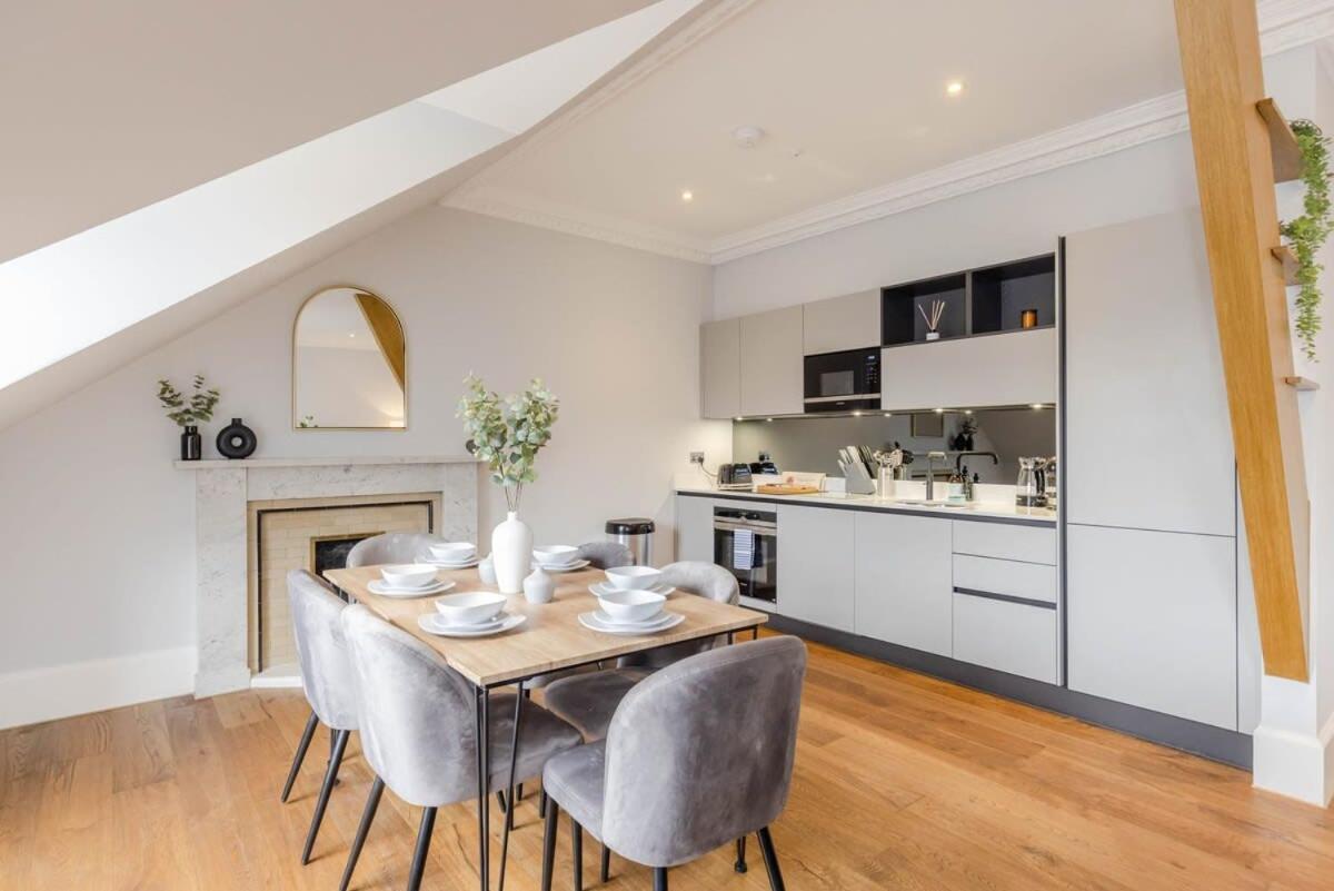 Dragon Suites - Ladon Suite - 2 bed city centre luxury apartment view 5