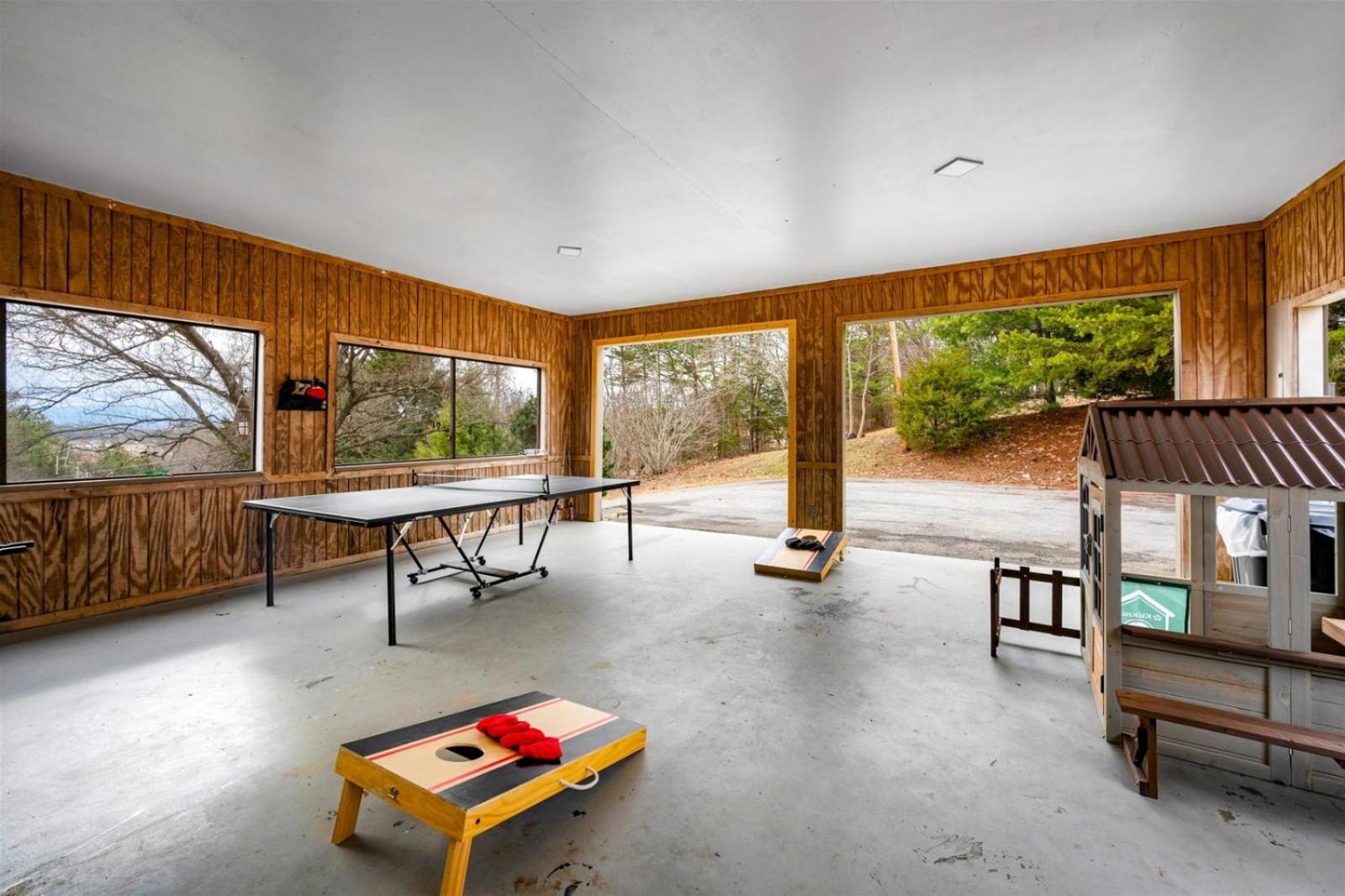 Mountain View Lake House Hot Tub, Home Theater, Game Room, Fire Pit, Pet Friendly view 3
