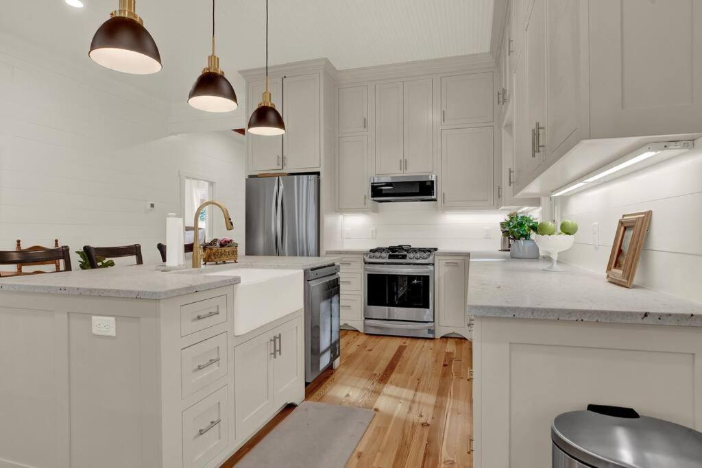 Location! One Block to Main Street Shops and Restaurants! view 2