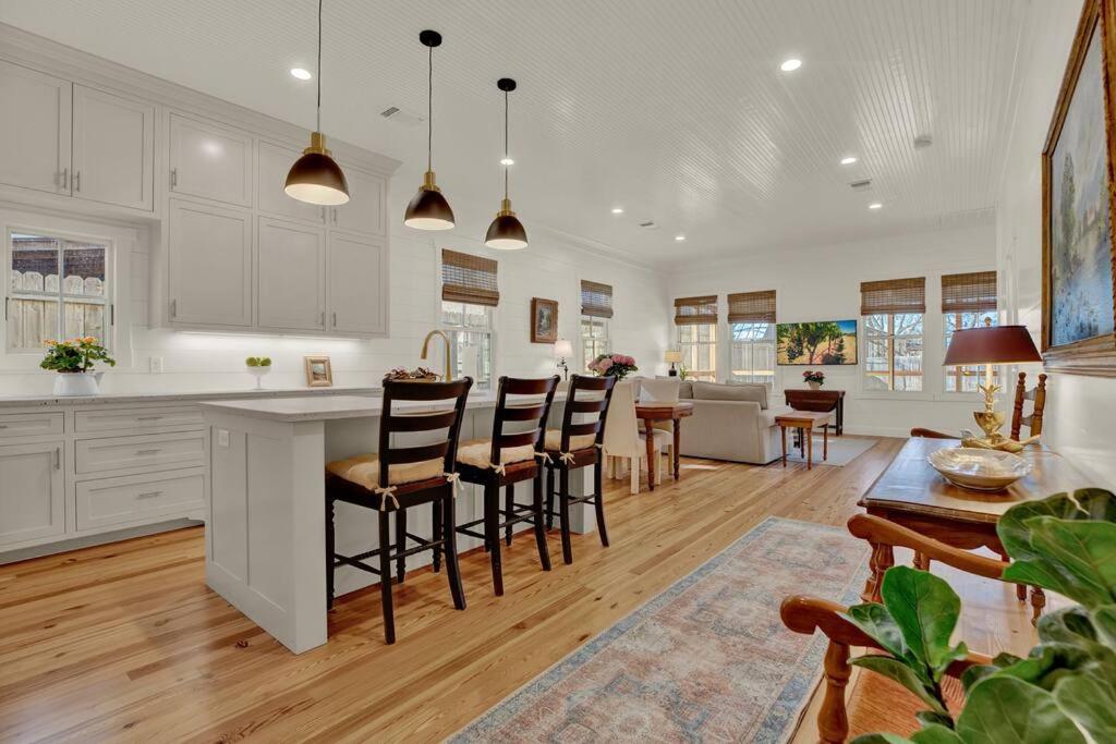 Location! One Block to Main Street Shops and Restaurants! view 4