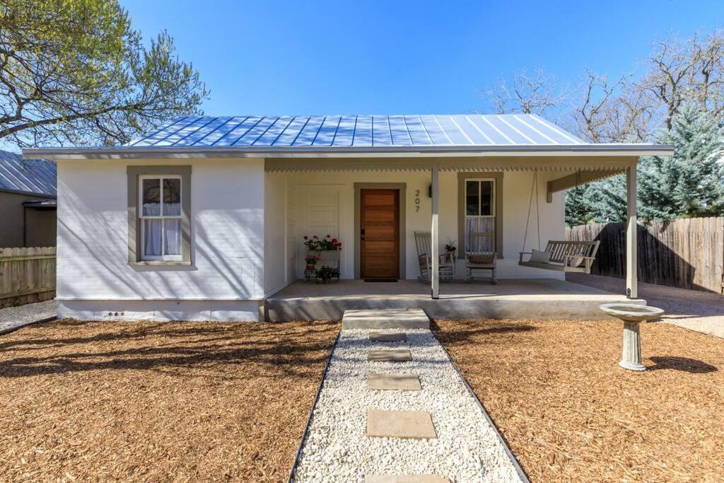 Location! One Block to Main Street Shops and Restaurants! view 5