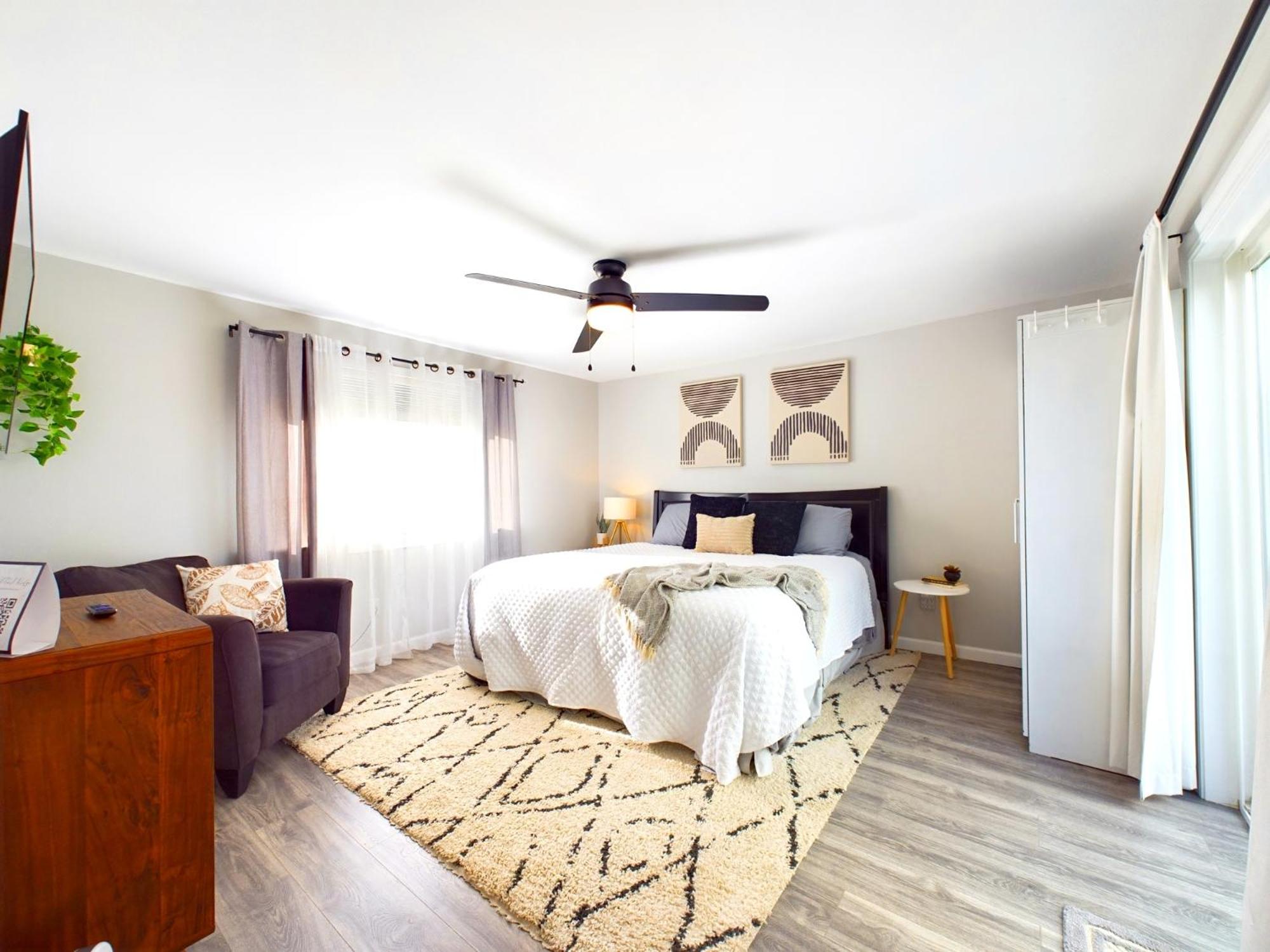 Albany Vacations - Main St New with AC Monthly stays Charming Cottage KING BED - Property Image 1