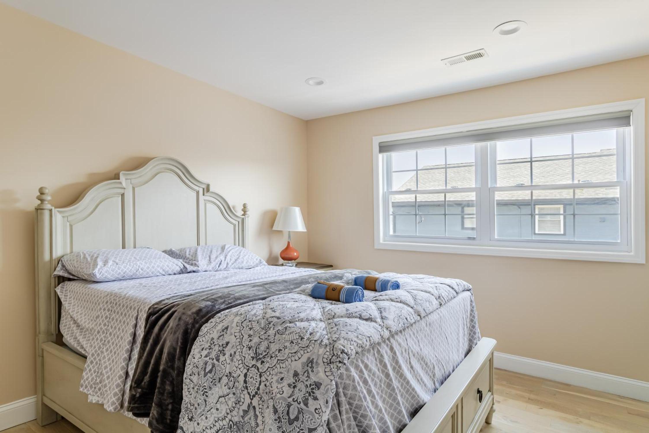 Spacious 3BR Condo Near Ventnor Beach view 5