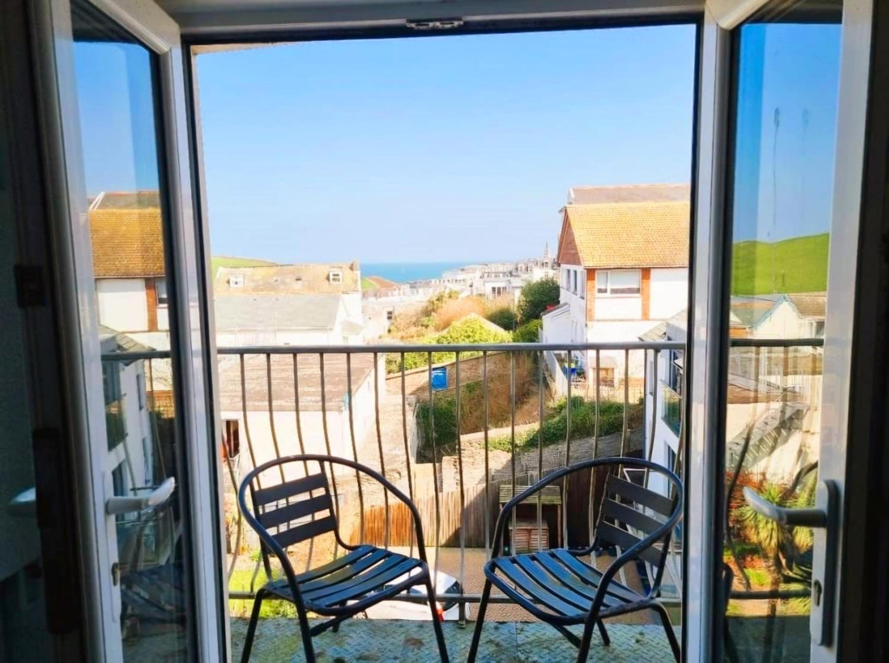Sea views, big 2 Bed Flat close to beach & harbour