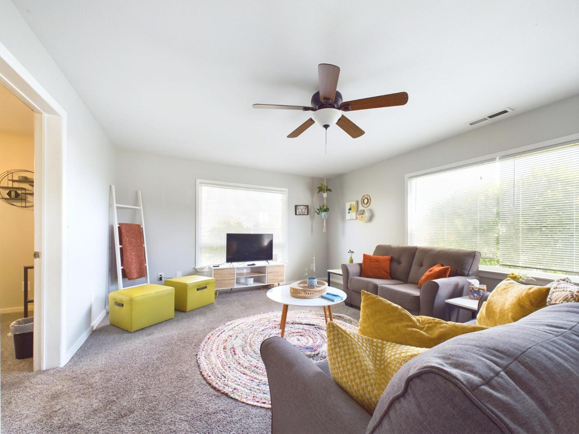 Albany Vacations - Main St New with AC Monthly stays Charming Cottage KING BED - Property Image 4