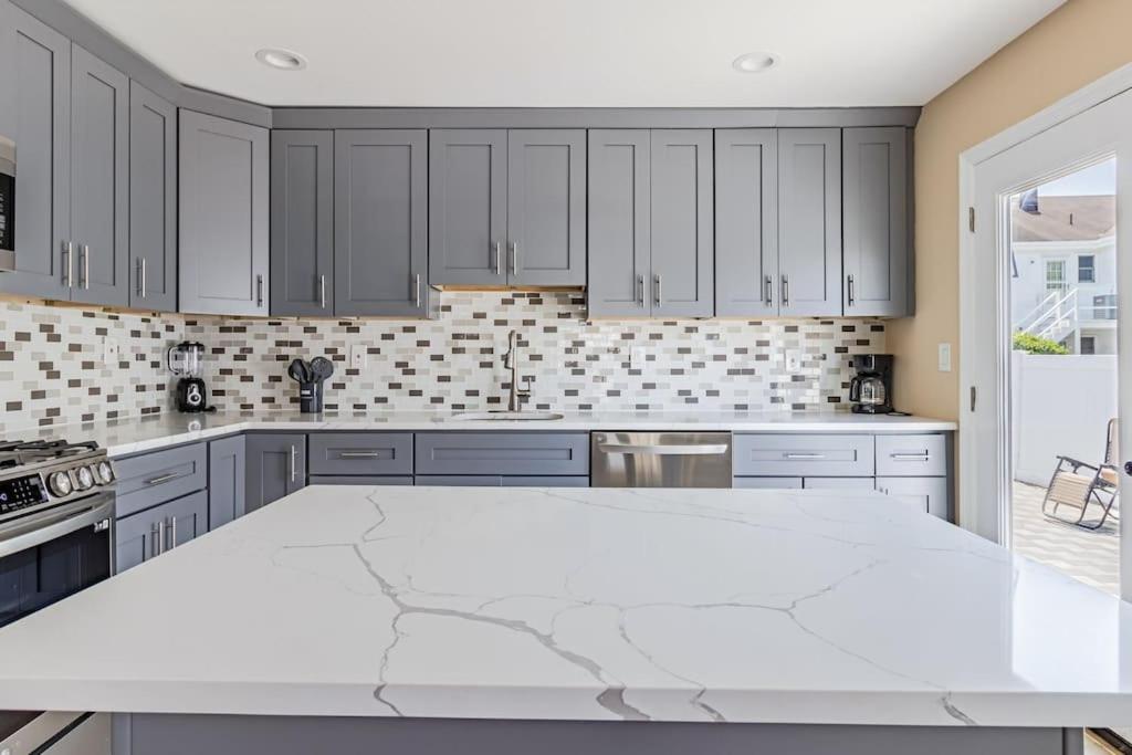 Charming 3BR Condo Near Ventnor Beach view 3