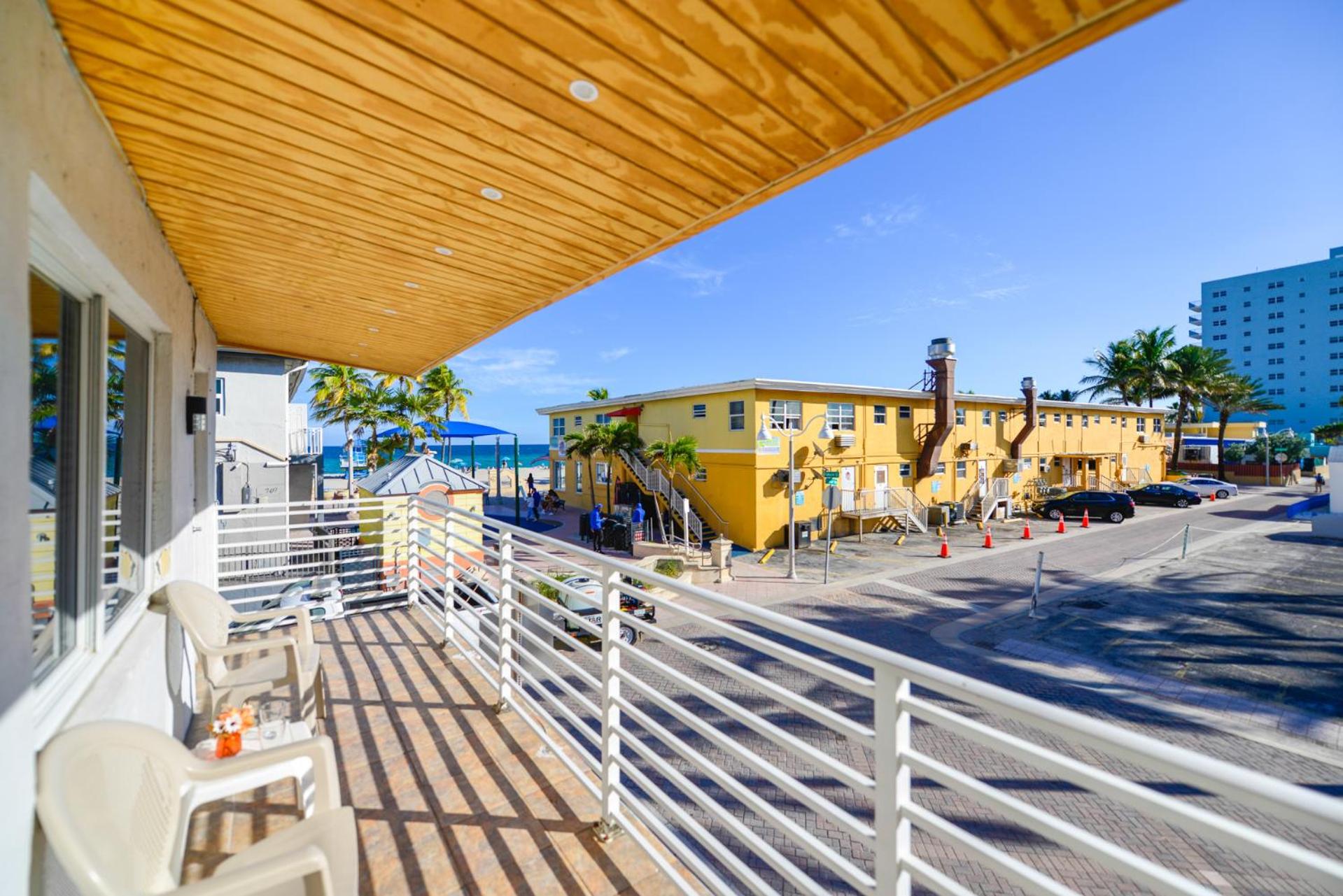 Hotel Spacious studio with Balcony and Parking at the Beach -M46 - Image 1