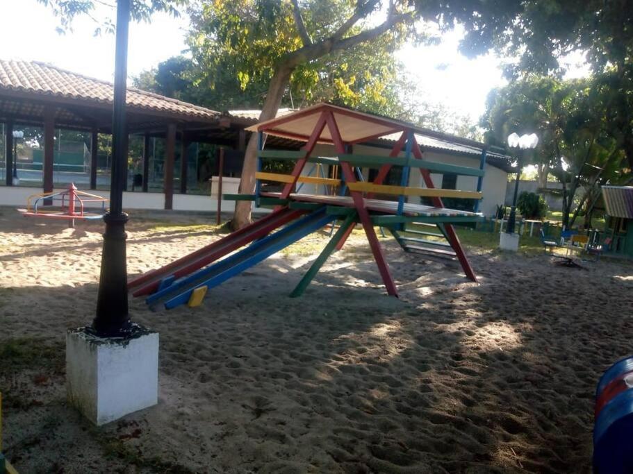 Casa com quatro quartos 3 suítes com ar e piscina particular