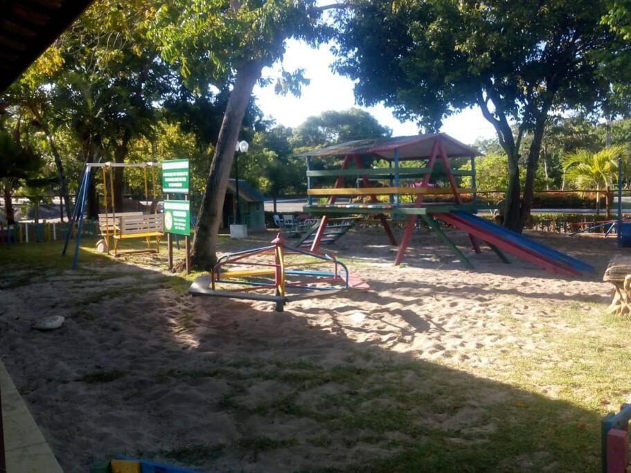 Casa com quatro quartos 3 suítes com ar e piscina particular