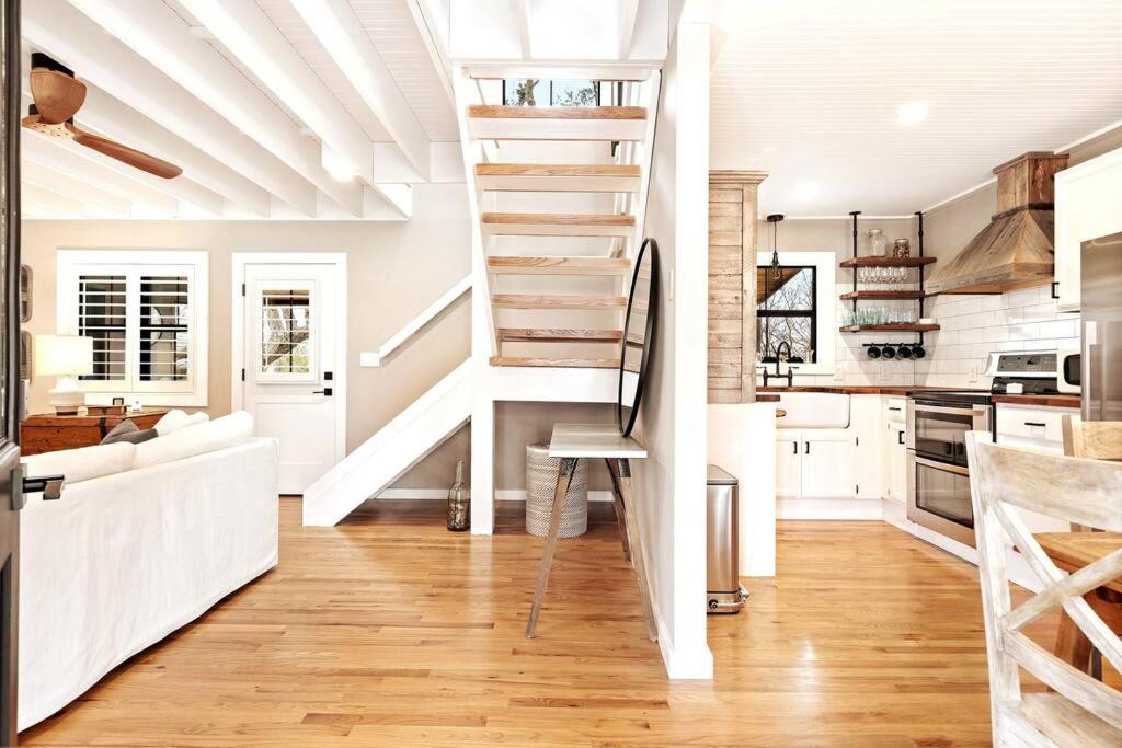 Cozy Farmhouse With Hot Tub, Fireplace Near Wineries