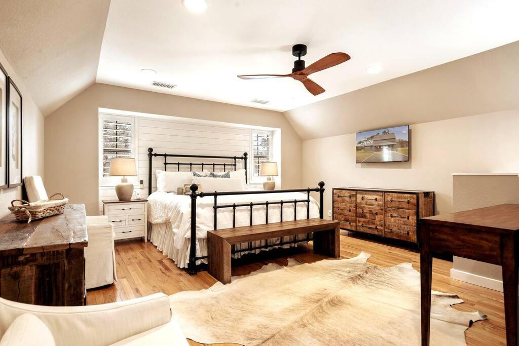 Cozy Farmhouse With Hot Tub, Fireplace Near Wineries