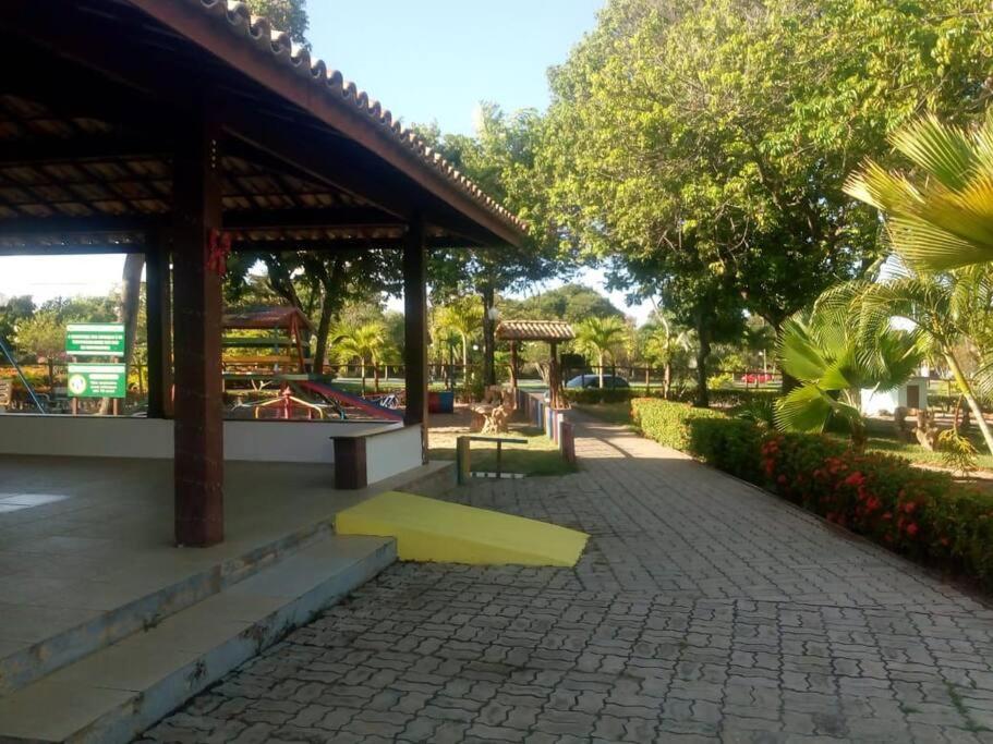 Casa com quatro quartos 3 suítes com ar e piscina particular