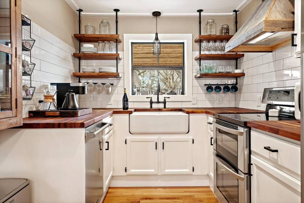 Cozy Farmhouse With Hot Tub, Fireplace Near Wineries