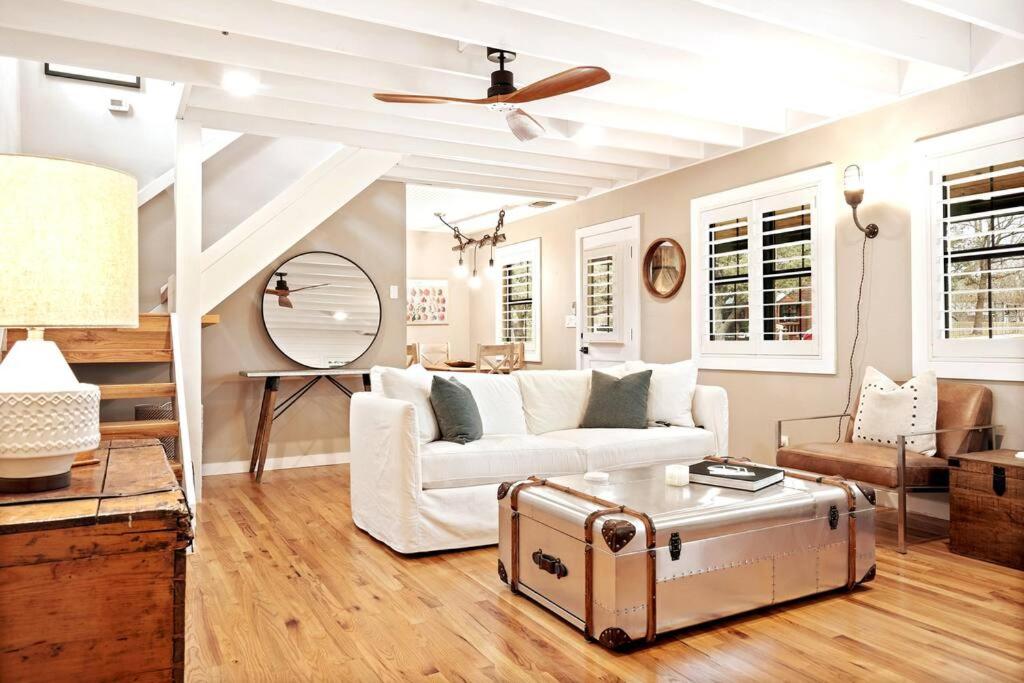 Cozy Farmhouse With Hot Tub, Fireplace Near Wineries