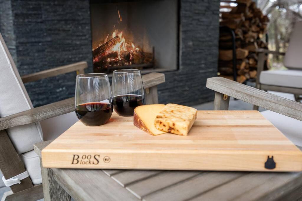 Cozy Farmhouse With Hot Tub, Fireplace Near Wineries