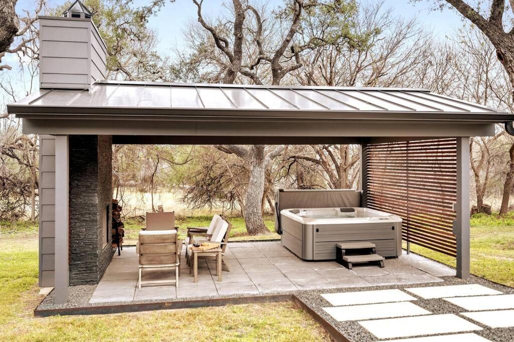 Cozy Farmhouse With Hot Tub, Fireplace Near Wineries