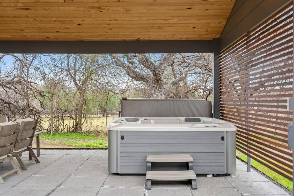 Cozy Farmhouse With Hot Tub, Fireplace Near Wineries