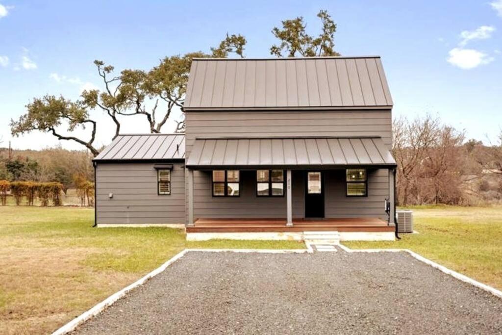 Cozy Farmhouse With Hot Tub, Fireplace Near Wineries