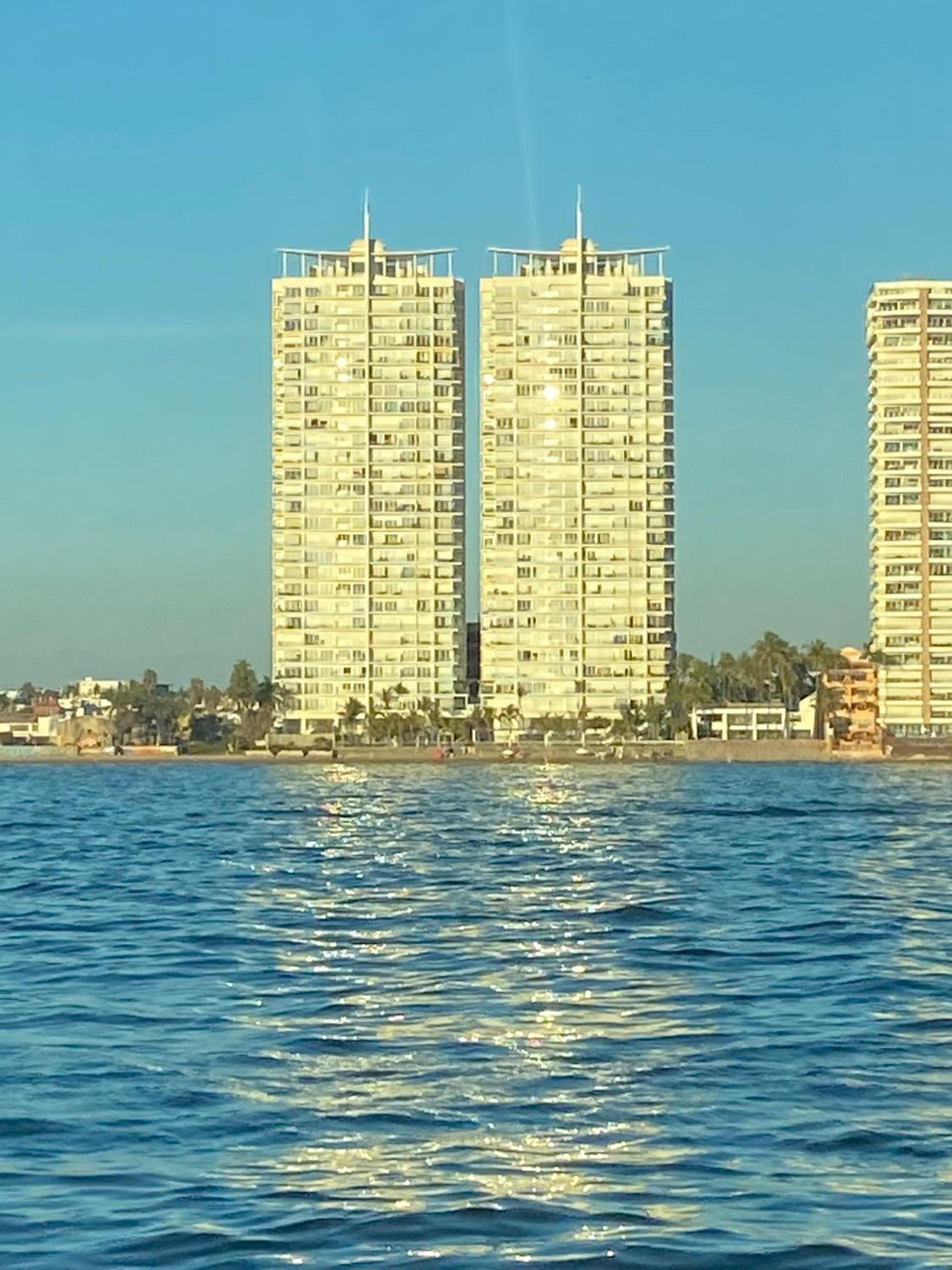 Condominios de lujo en el corazón de la Zona Dorada en Camino Al Mar.