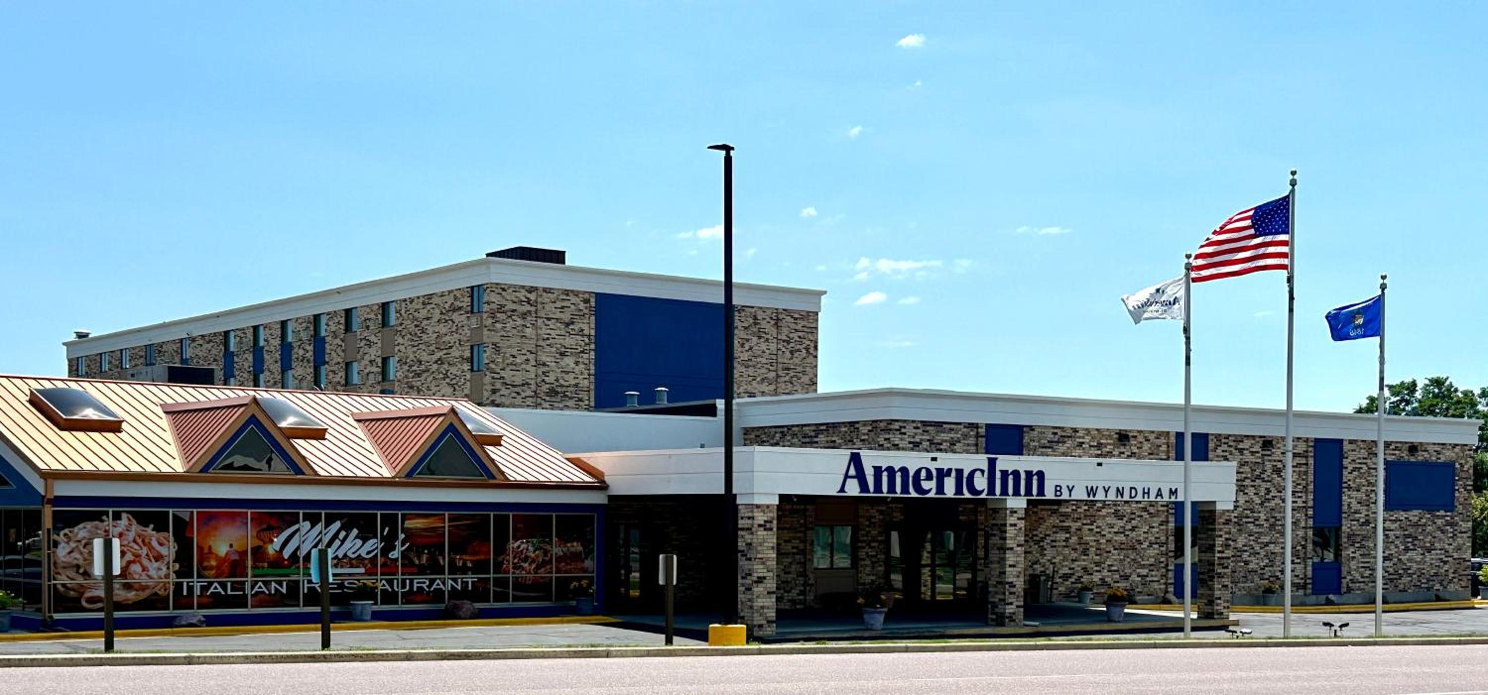 Hotel AmericInn & Suites By Wyndham Baraboo Event Center