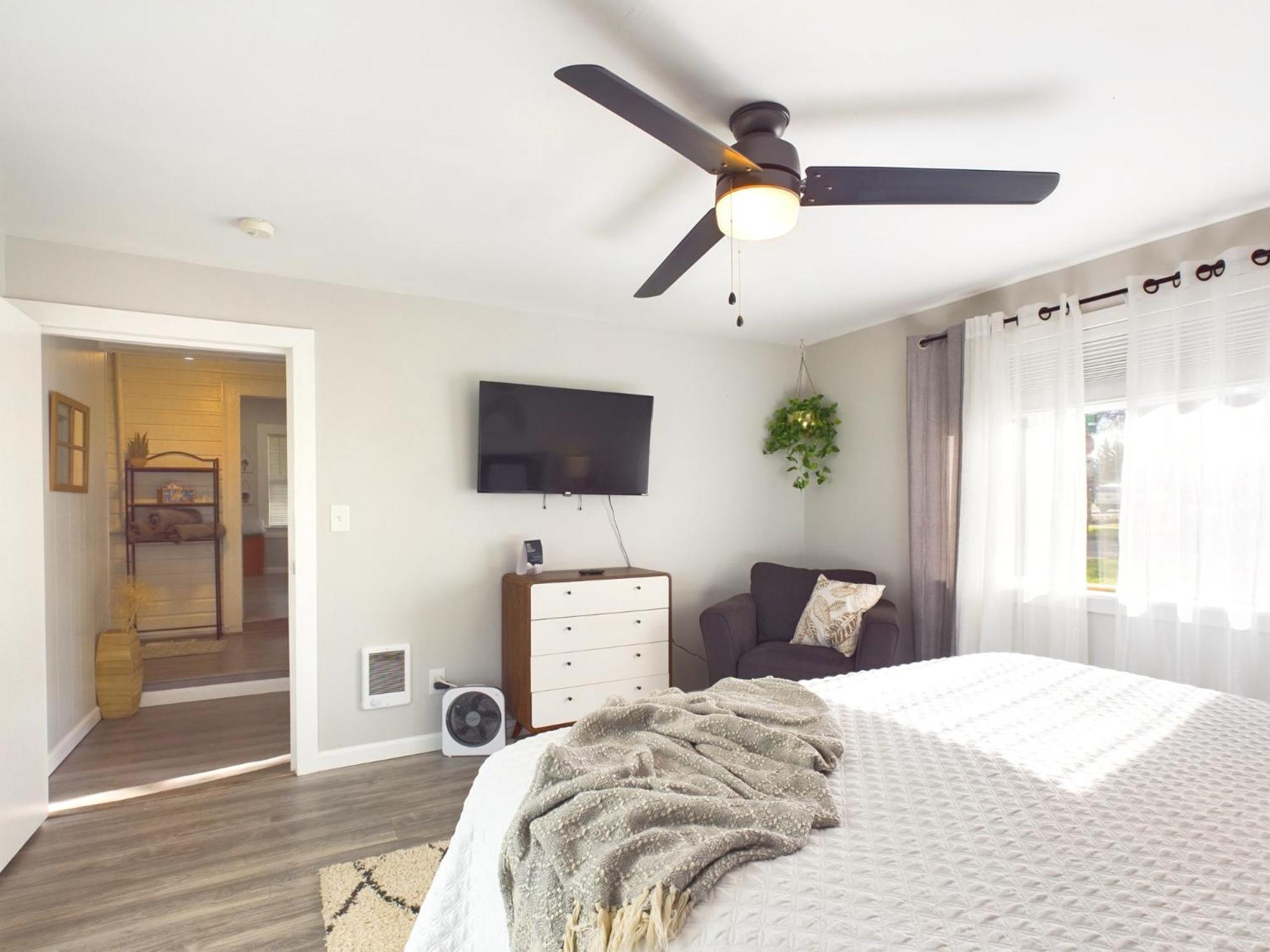 Albany Vacations - Main St New with AC Monthly stays Charming Cottage KING BED - Property Image 2