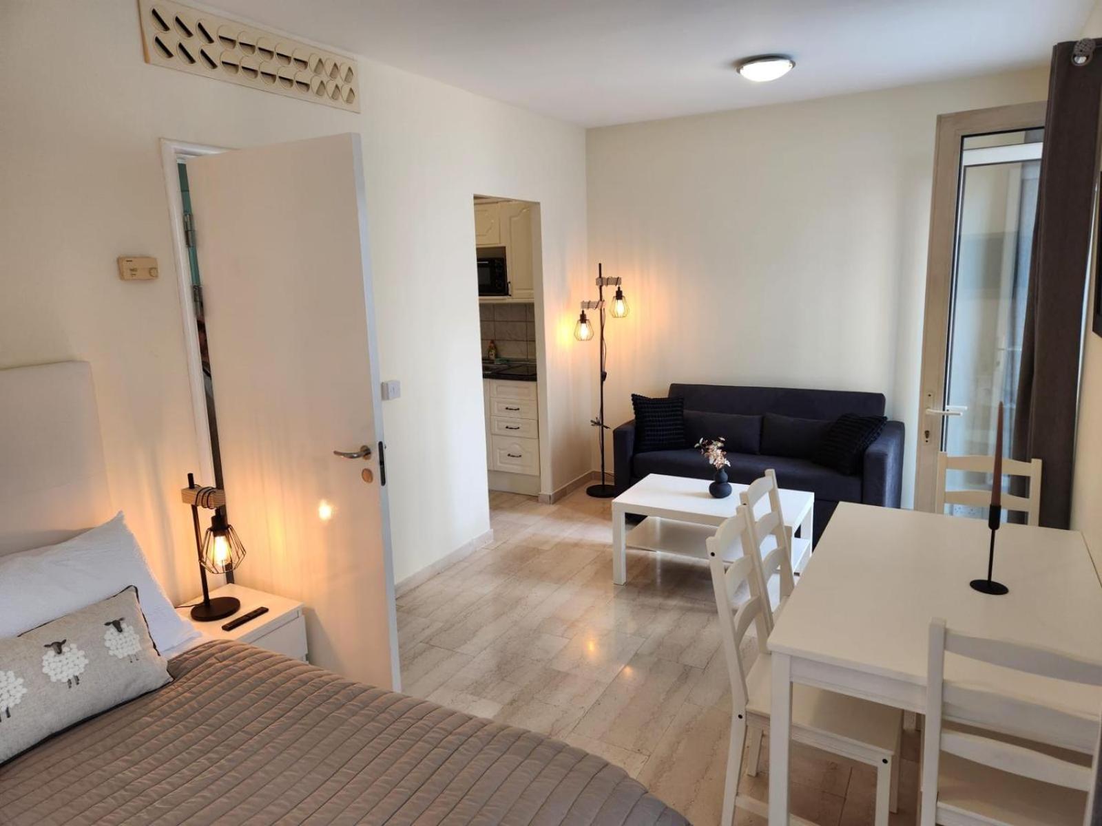 NEW with AC Central Suites with Pool access and Squash Courts! Sleeps Family or 4 guests