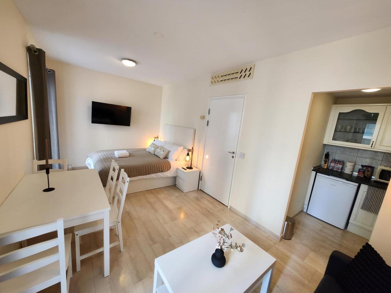 NEW with AC Central Suites with Pool access and Squash Courts! Sleeps Family or 4 guests