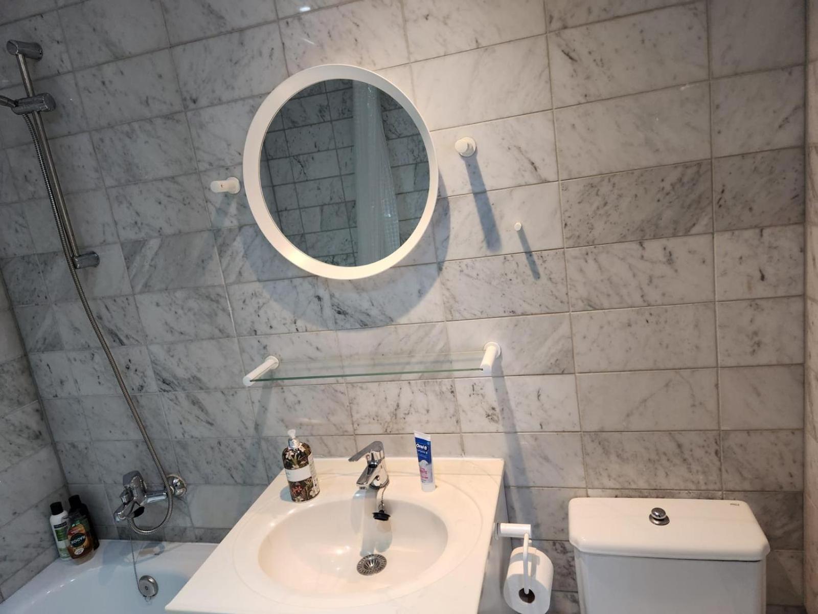 NEW with AC Central Suites with Pool access and Squash Courts! Sleeps Family or 4 guests