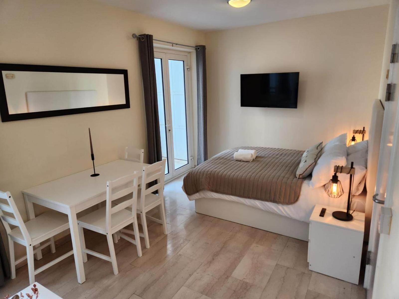 NEW with AC Central Suites with Pool access and Squash Courts! Sleeps Family or 4 guests
