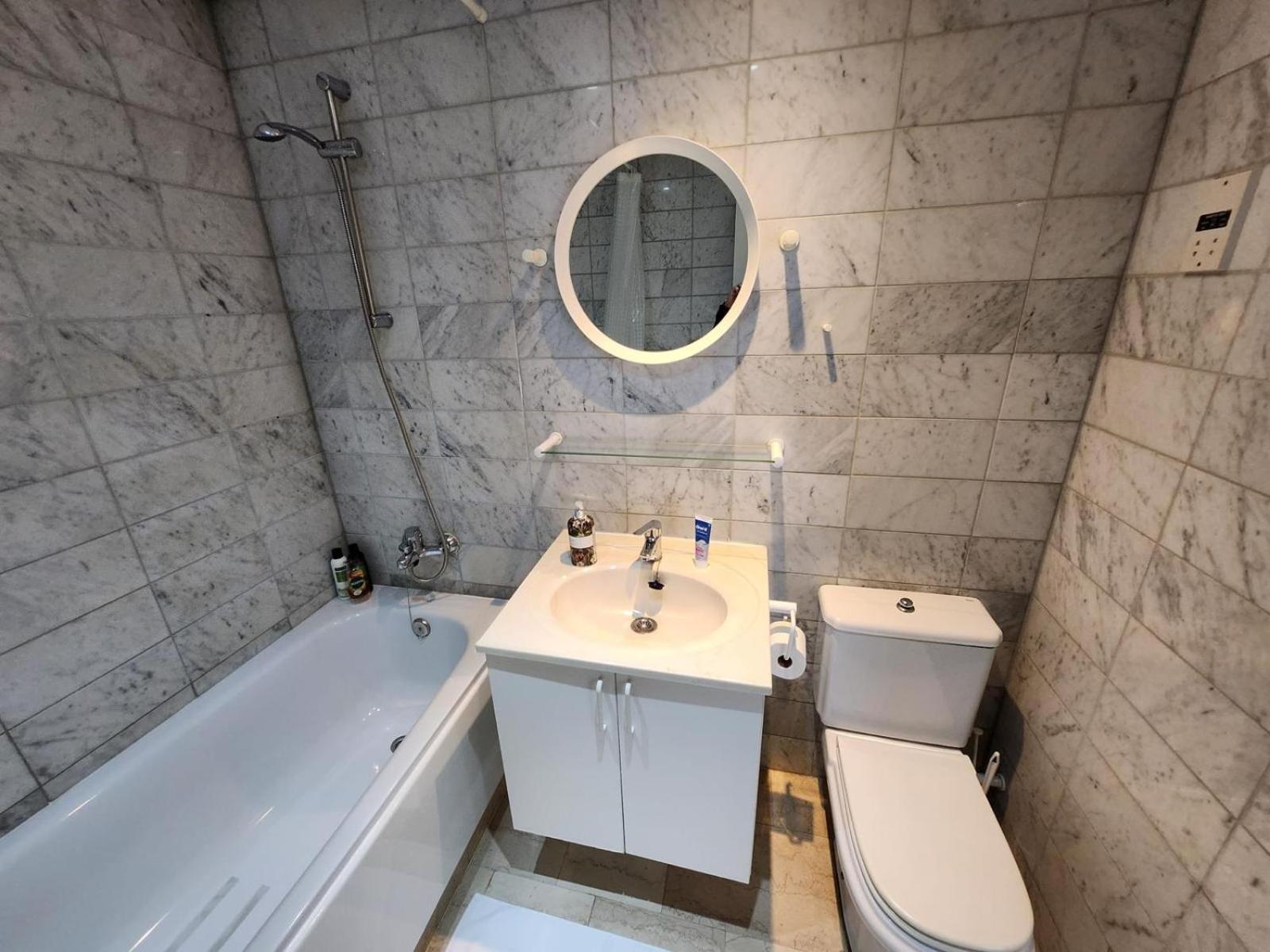 NEW with AC Central Suites with Pool access and Squash Courts! Sleeps Family or 4 guests