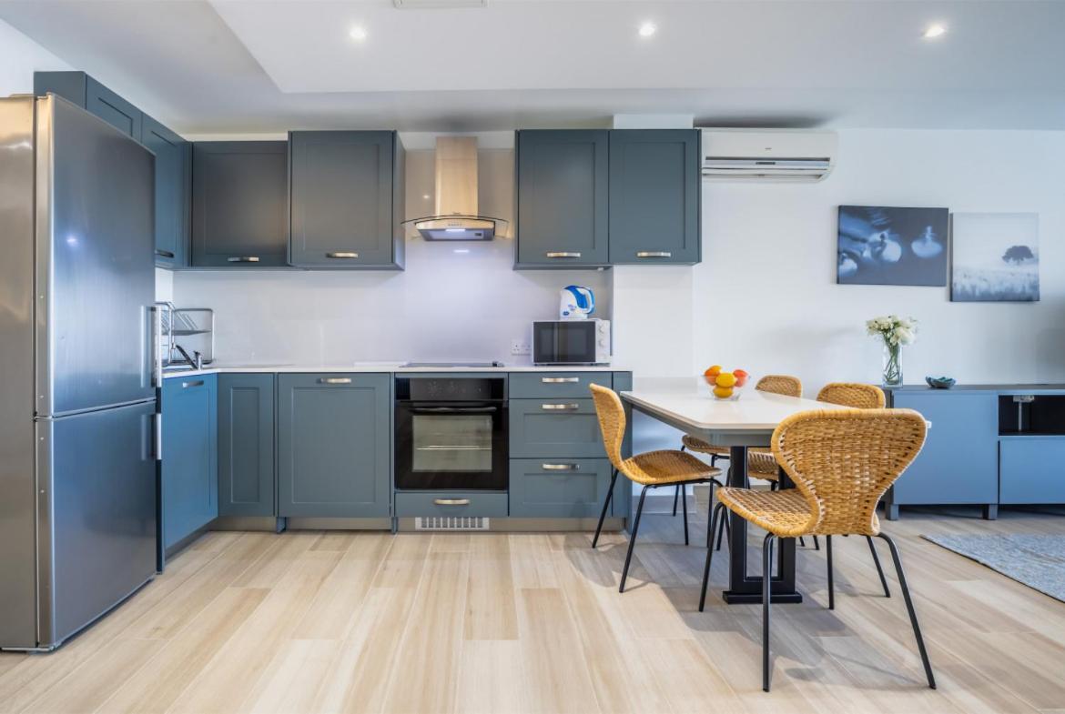 Deluxe Seaview Apartment photo 2