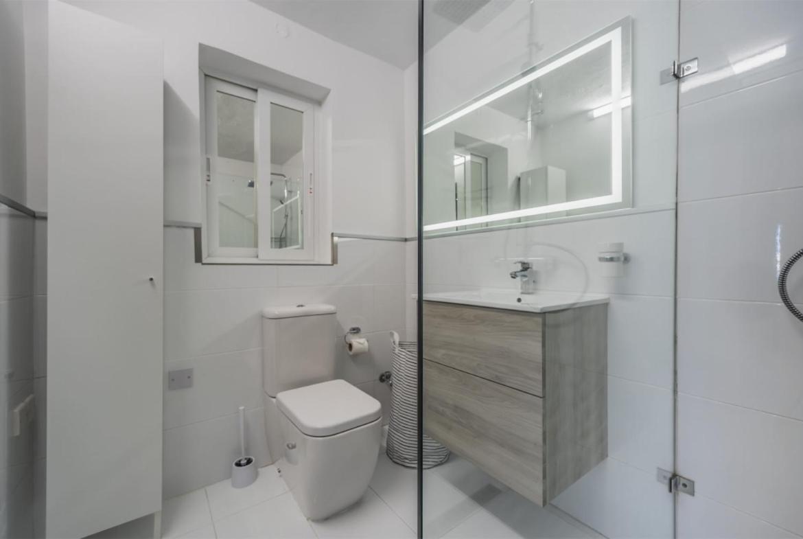 Deluxe Seaview Apartment photo 5