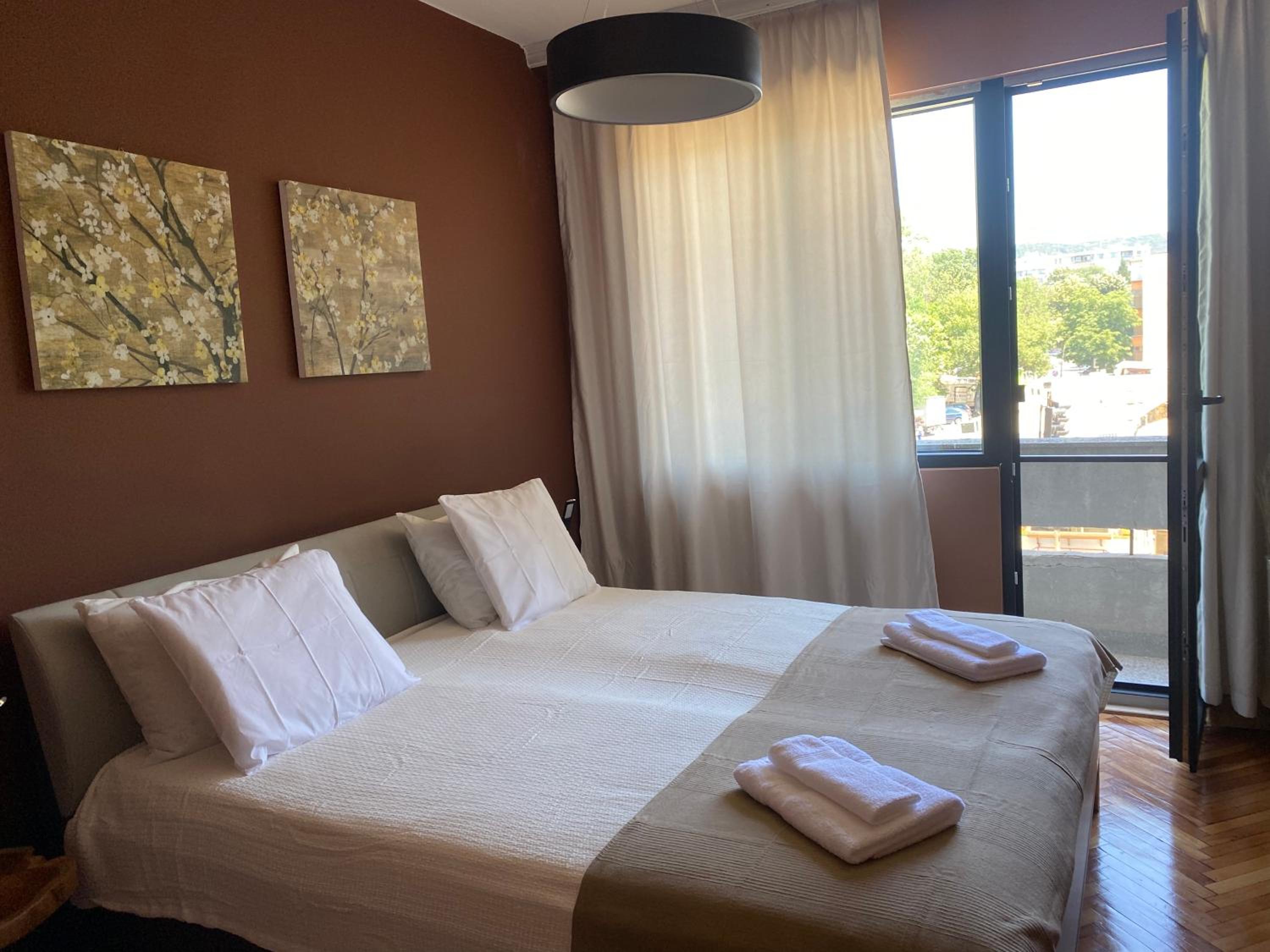 ELI-ANDON APARTMENt