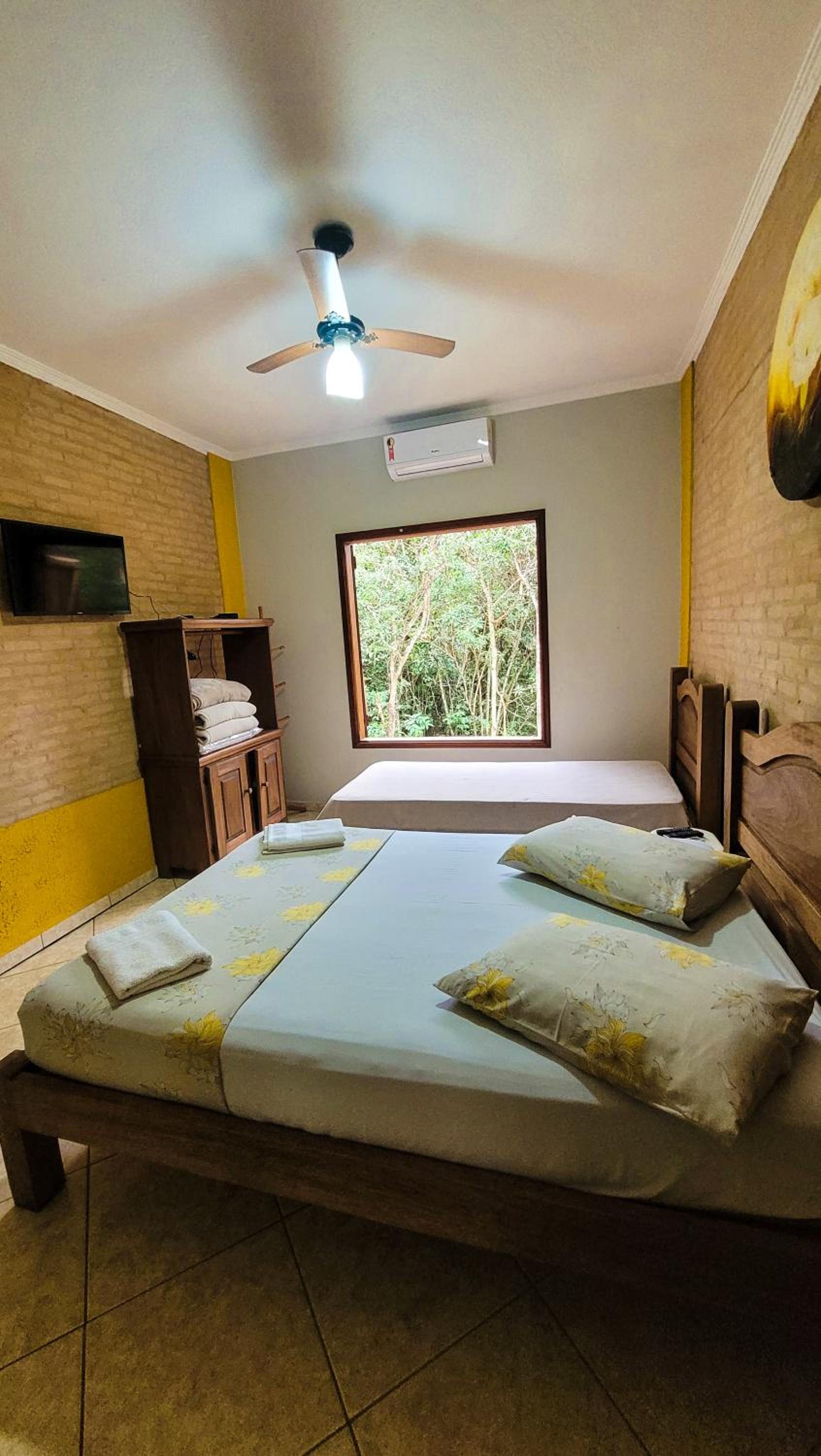 Pousada e Camping Claro Casa de Pedra de Delfinópolis -MG