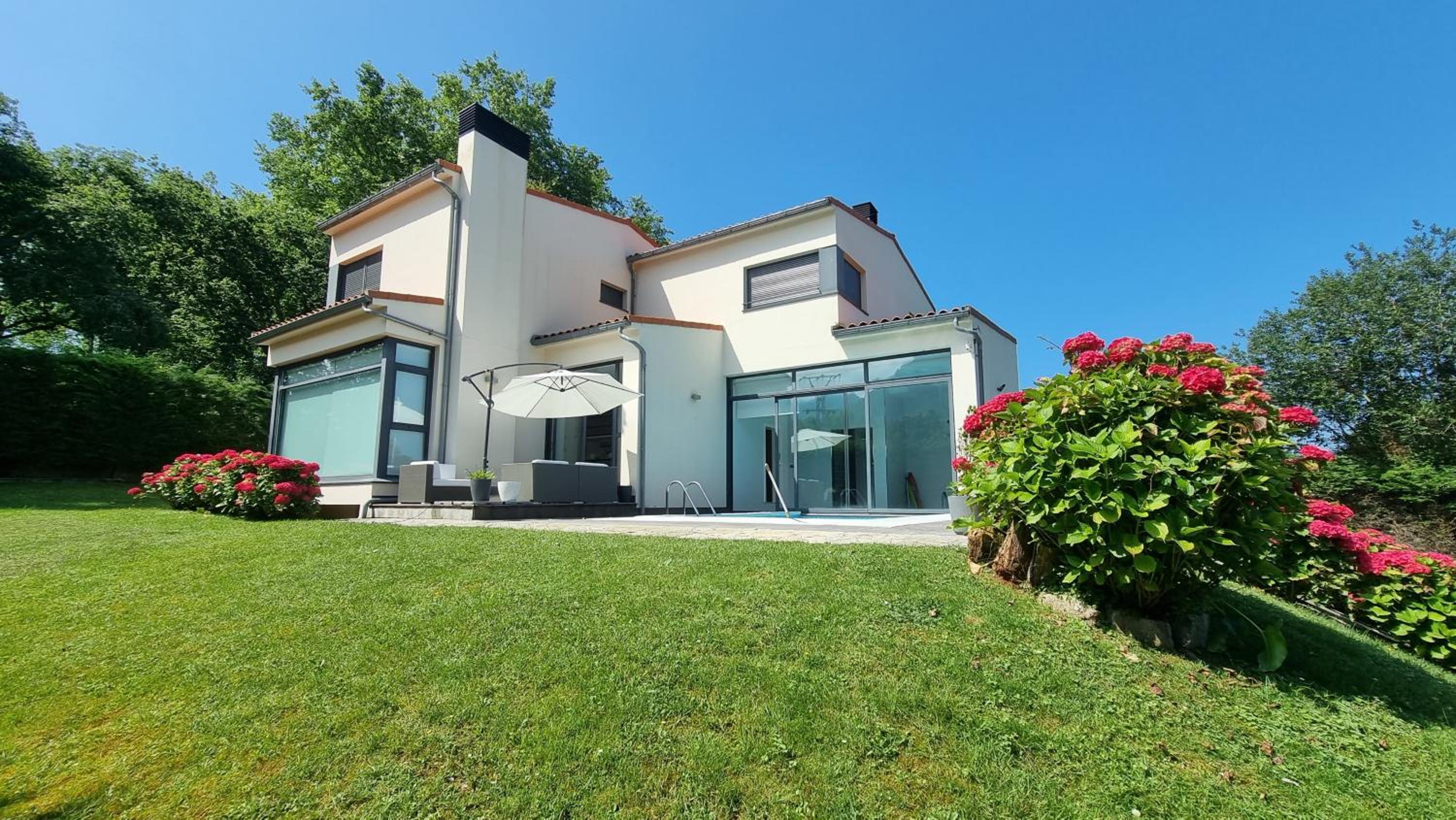Villa Llanes Piscina Interior y Exterior – Talima