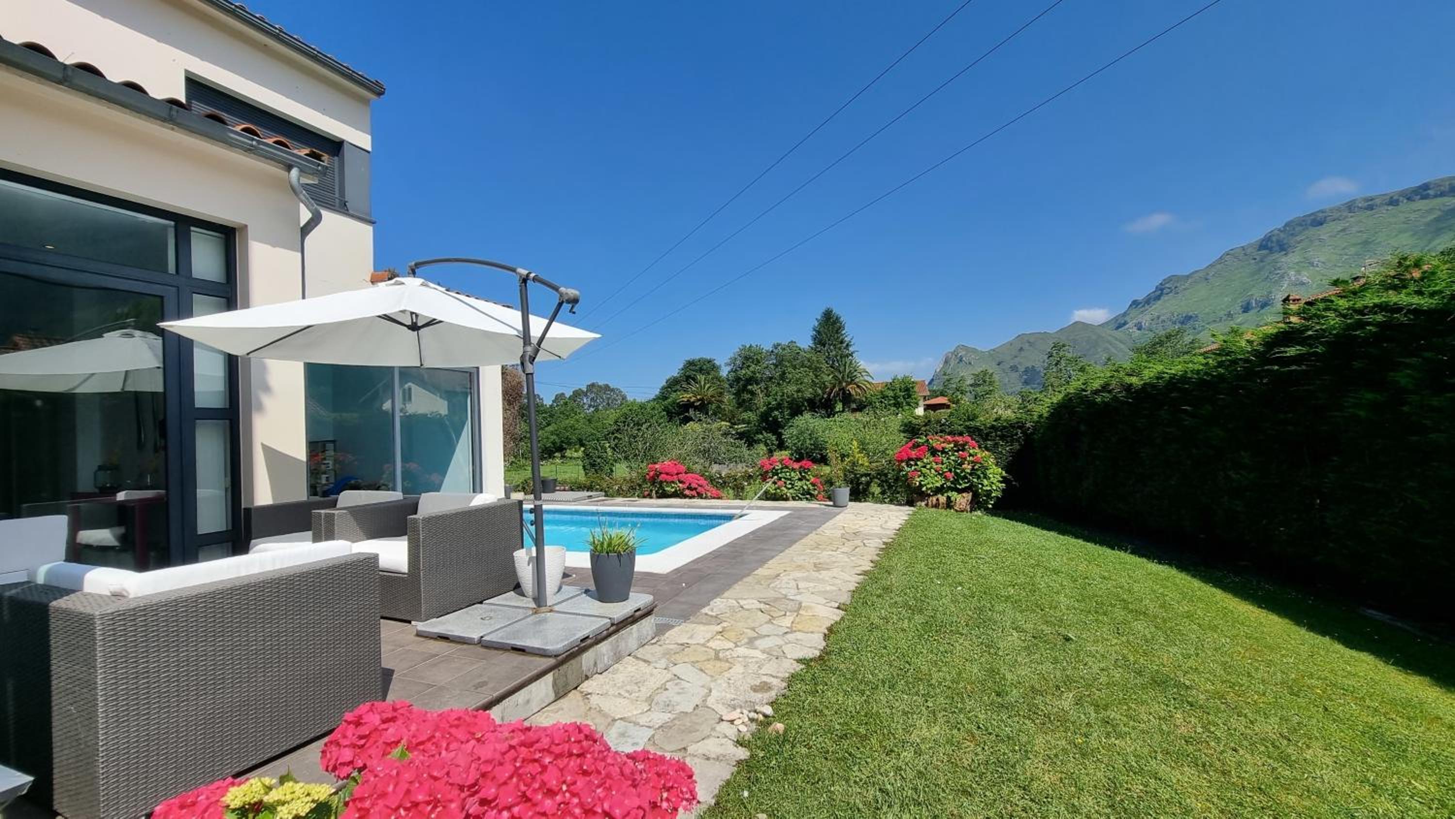 Villa Llanes Piscina Interior y Exterior – Talima