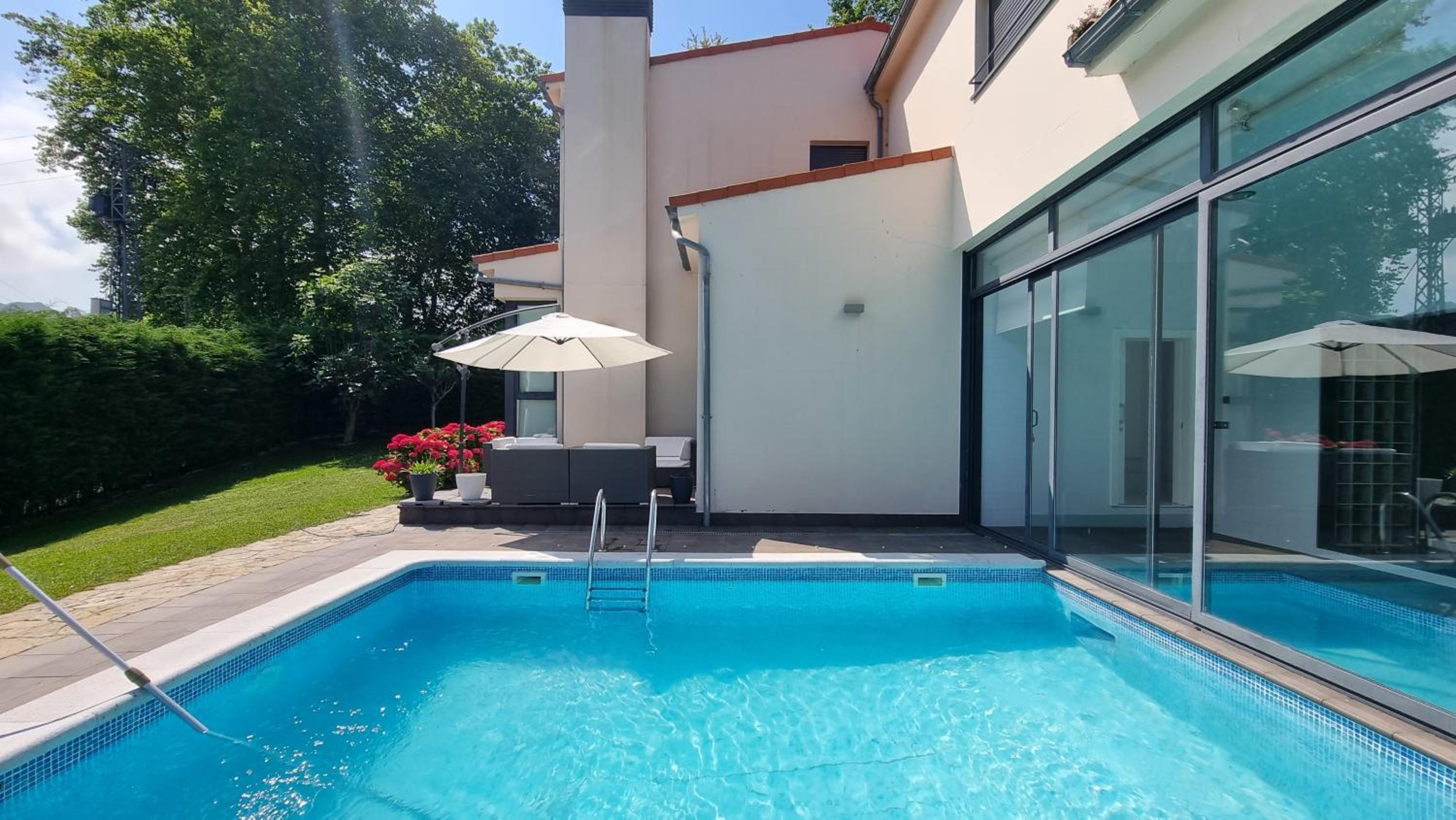 Villa Llanes Piscina Interior y Exterior – Talima